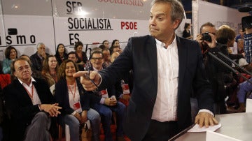 Miguel Carmona, candidato del PSOE para la alcaldía de Madrid, durante su intervención en la conferencia municipal del PSOE