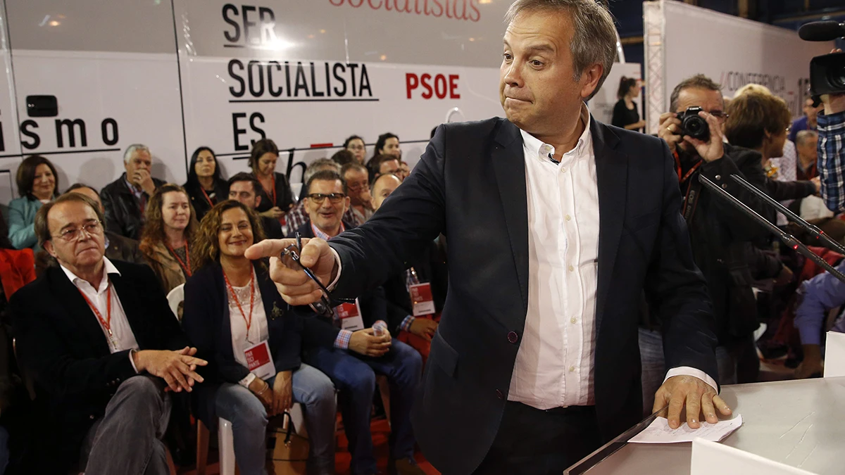 Miguel Carmona, candidato del PSOE para la alcaldía de Madrid, durante su intervención en la conferencia municipal del PSOE