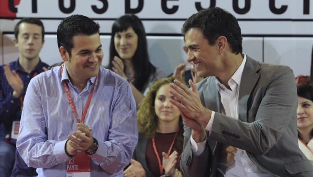 El líder del PSOE, Pedro Sánchez,d. y Nino Torres, izda., lider de la Juventudes Socialistas