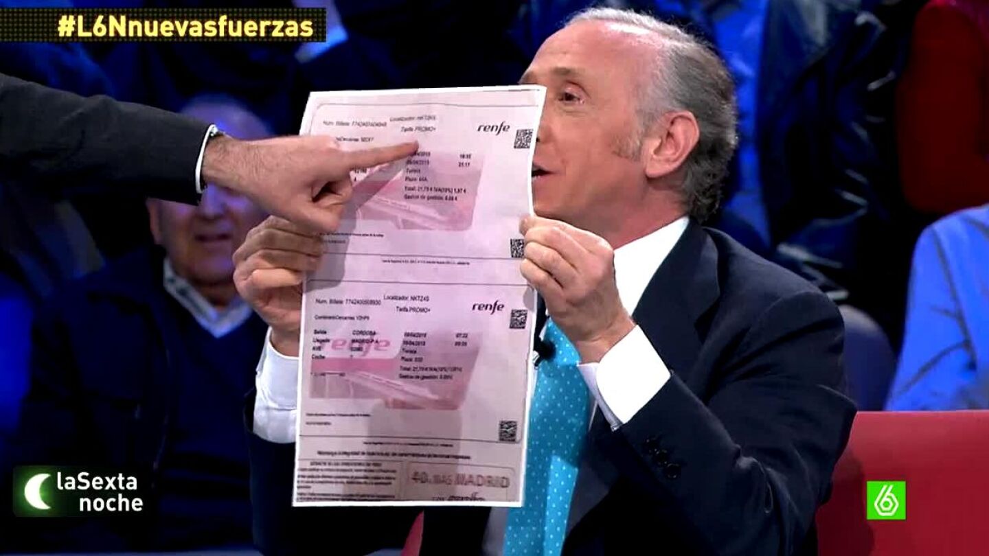 Eduardo Inda ense&ntilde;a un billete de AVE