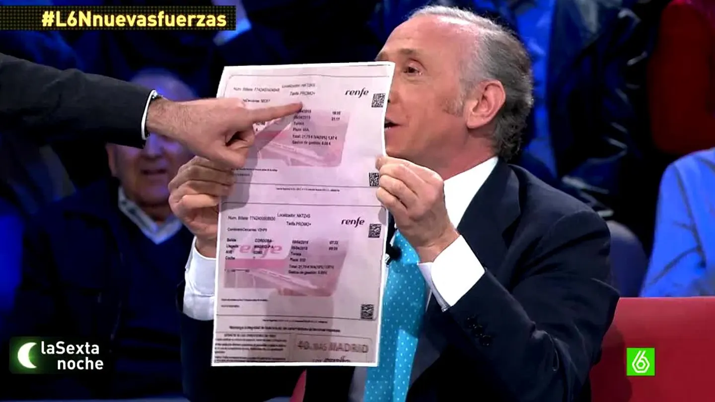Eduardo Inda enseña un billete de AVE Eduardo Inda enseña un billete de AVE