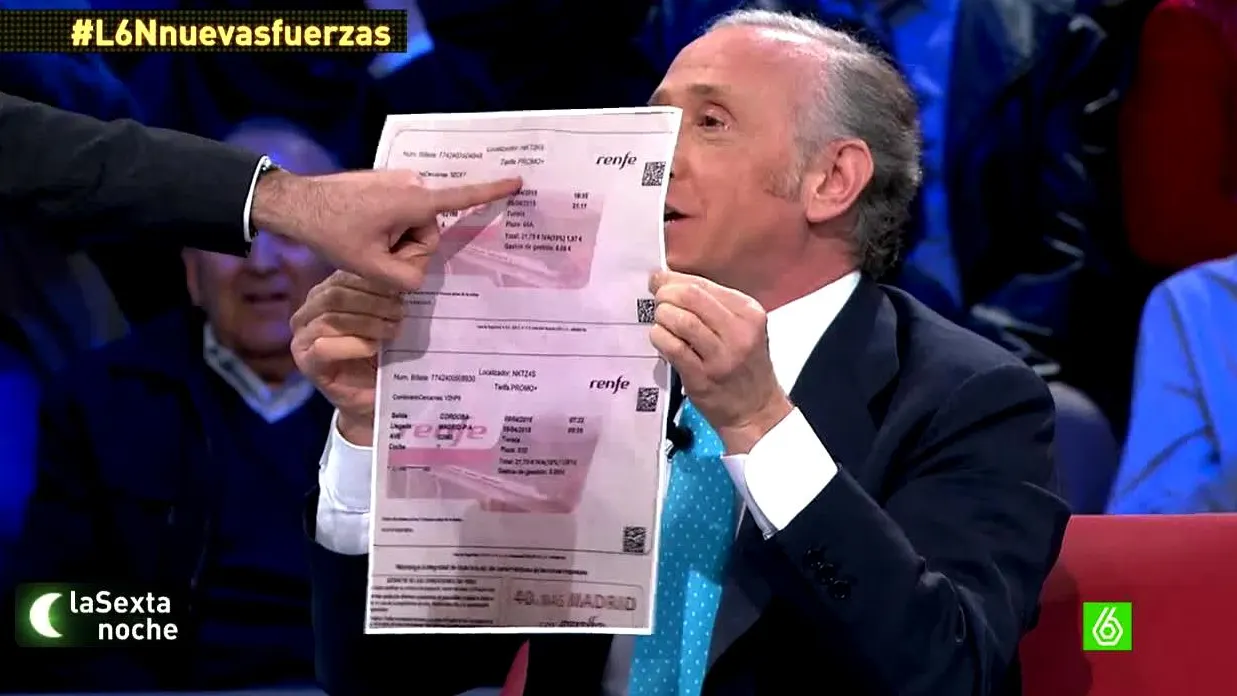 Eduardo Inda ense&ntilde;a un billete de AVE