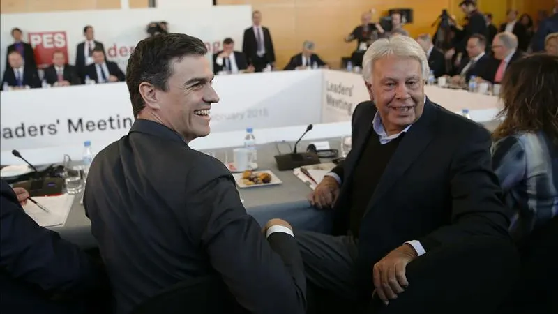 El líder del PSOE, Pedro Sánchez, y el expresidente del Gobierno, Felipe González.