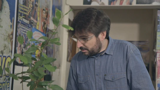 Jordi Évole observa una planta de coca Jordi Évole observa una planta de coca
