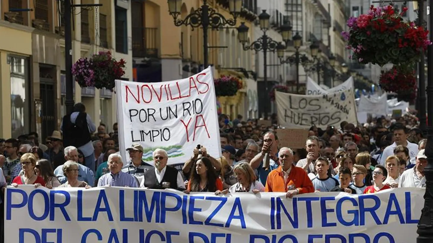 Más de 2.000 personas exigen en Zaragoza la limpieza integral del río Ebro Más de 2.000 personas exigen en Zaragoza la limpieza integral del río Ebro