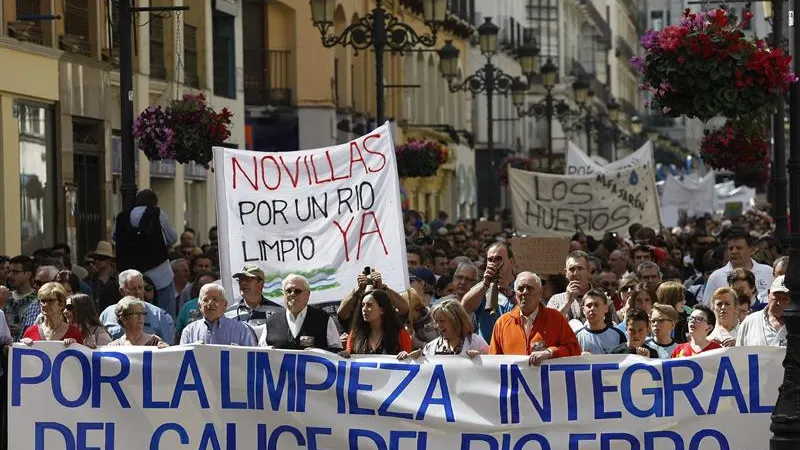 Más de 2.000 personas exigen en Zaragoza la limpieza integral del río Ebro Más de 2.000 personas exigen en Zaragoza la limpieza integral del río Ebro