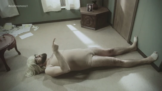 Manu Sánchez imita a Sia en el videoclip de 'Chandelier' Manu Sánchez imita a Sia en el videoclip de 'Chandelier'