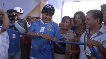 Evo Morales inaugura un polideportivo