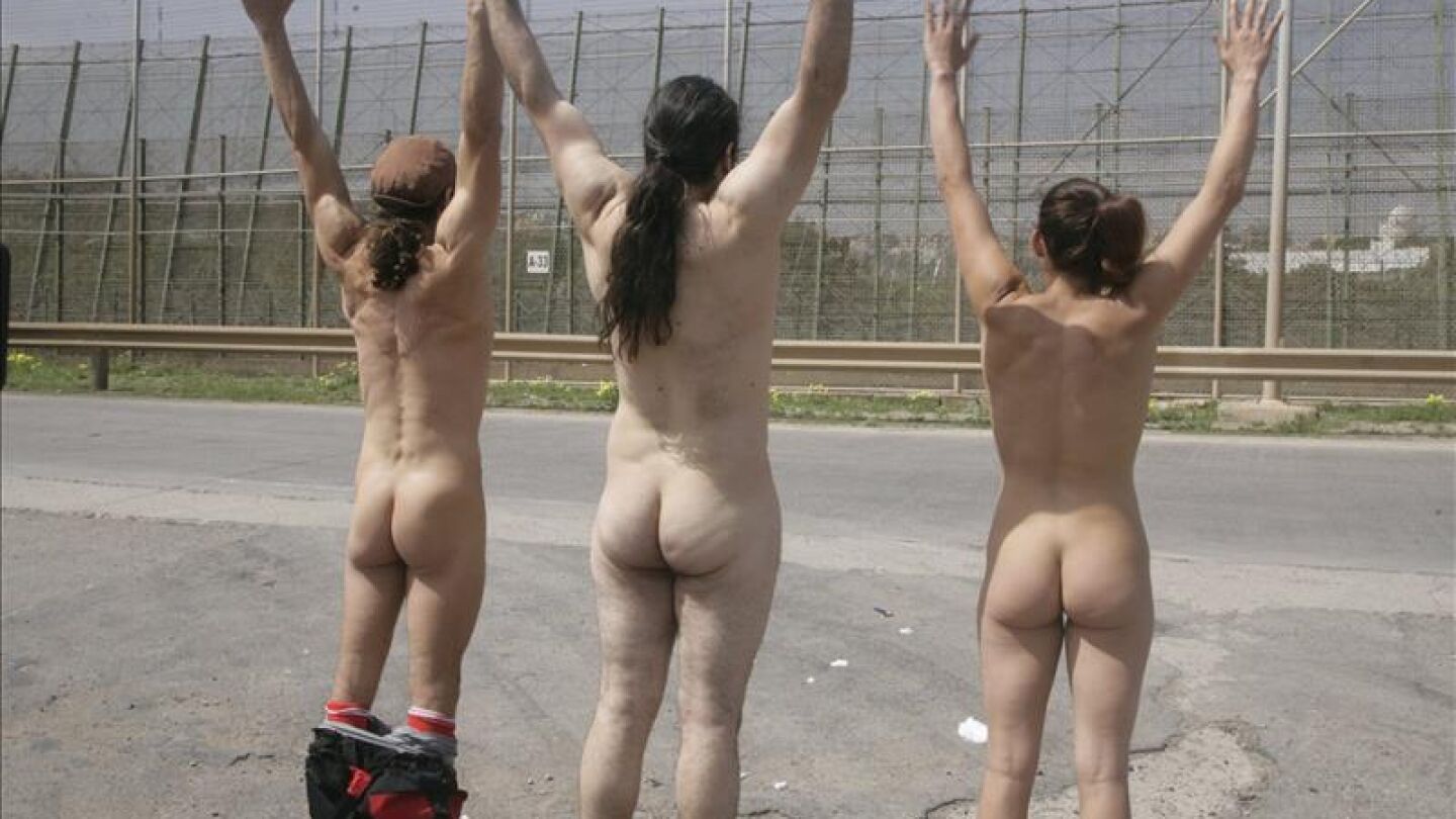 'Pallasos en rebeld&iacute;a', desnudos frente a la valla de Melilla