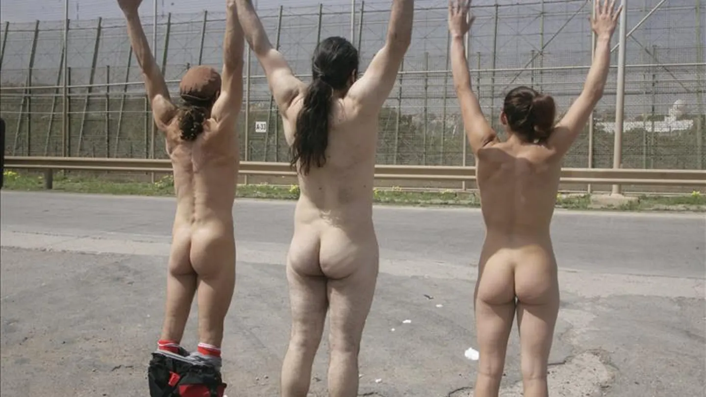 'Pallasos en rebeldía', desnudos frente a la valla de Melilla 'Pallasos en rebeldía', desnudos frente a la valla de Melilla