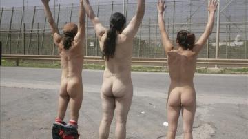 'Pallasos en rebeldía', desnudos frente a la valla de Melilla