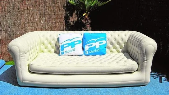 Imagen del sofá hinchable que utilizará en campaña Esperanza Aguirre Imagen del sofá hinchable que utilizará en campaña Esperanza Aguirre
