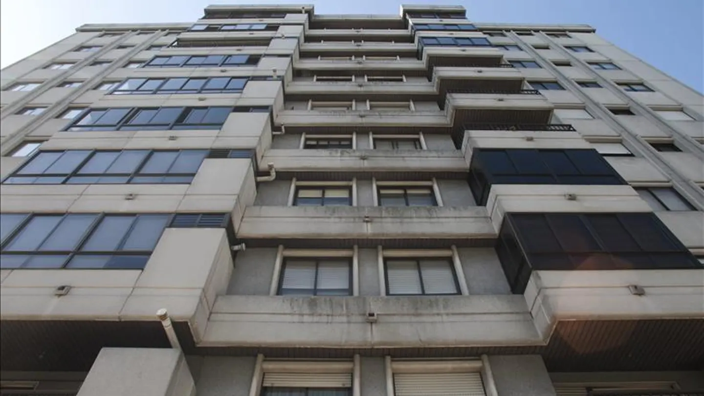 Fachada del inmueble en Vigo donde vive la mujer que fue agredida con un cuchillo Fachada del inmueble en Vigo donde vive la mujer que fue agredida con un cuchillo