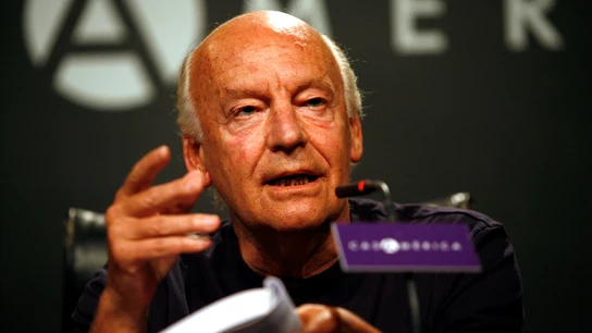 Eduardo Galeano en una conferencia. Eduardo Galeano en una conferencia.