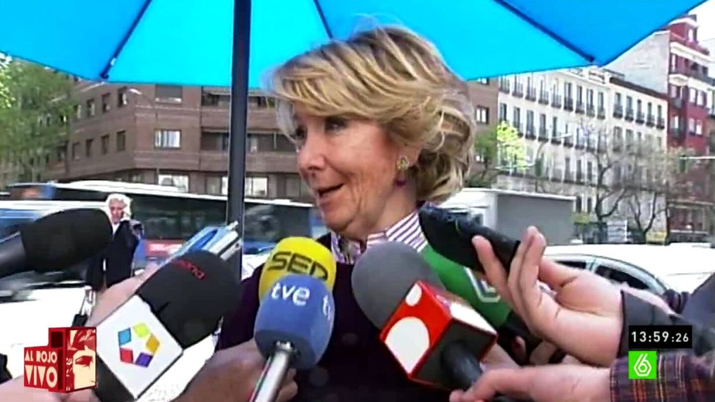 Esperanza Aguirre habla con un grupo de periodistas