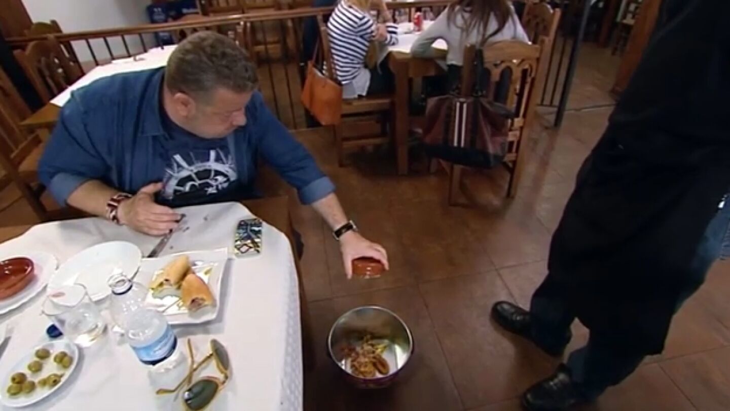 Alberto Chicote tira la comida a la basura