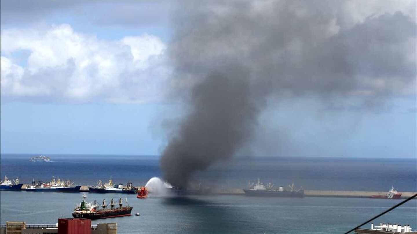 Un barco de Salvamento Mar&iacute;timo lanza agua sobre el pesquero