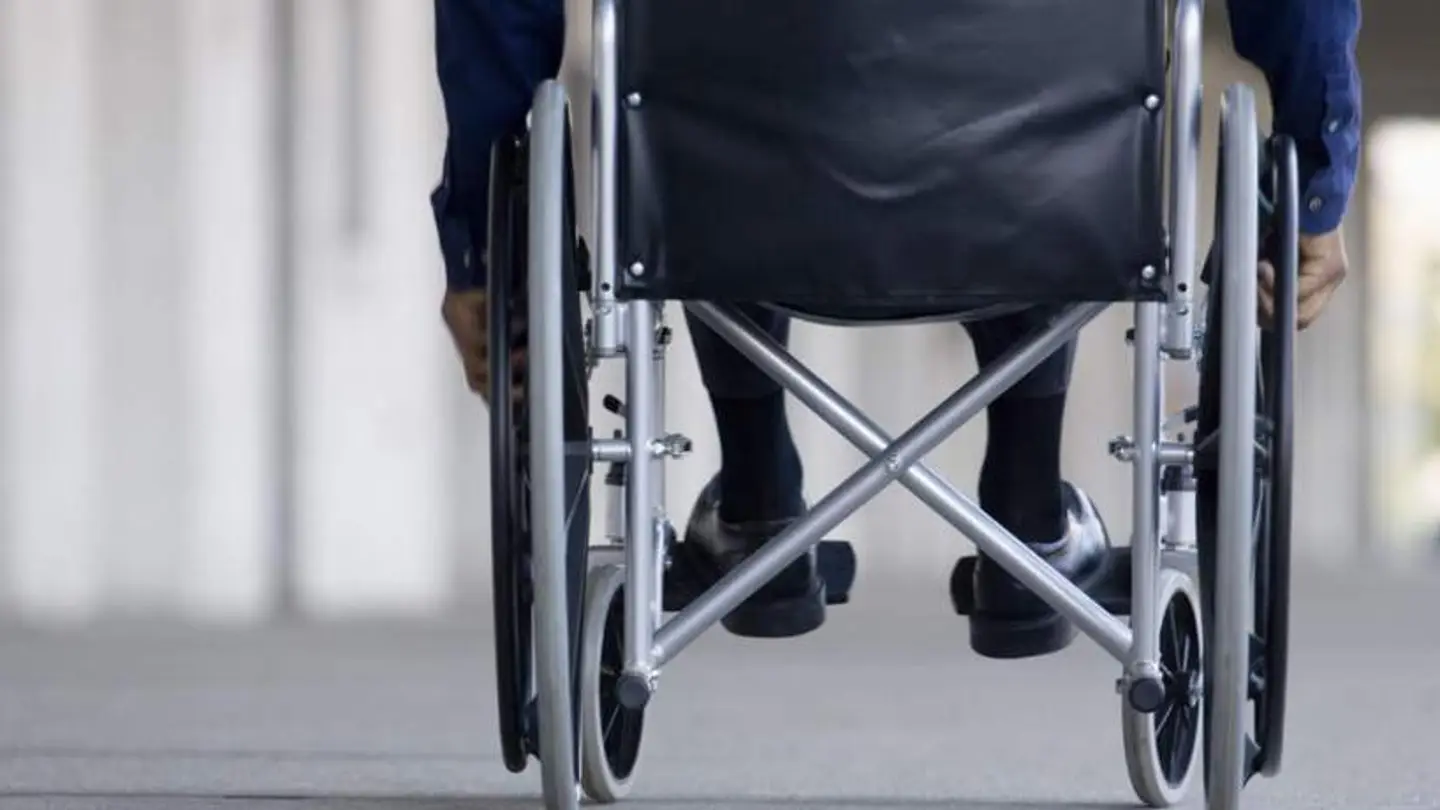 Un hombre en silla de ruedas. Un hombre en silla de ruedas.