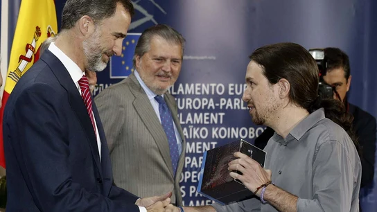 Pablo Iglesias le regala al rey la serie 'Juego de Tronos' Pablo Iglesias le regala al rey la serie 'Juego de Tronos'