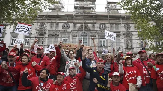 Los trabajadores dicen que seguirán en el campamento hasta que reabra la fábrica Los trabajadores dicen que seguirán en el campamento hasta que reabra la fábrica