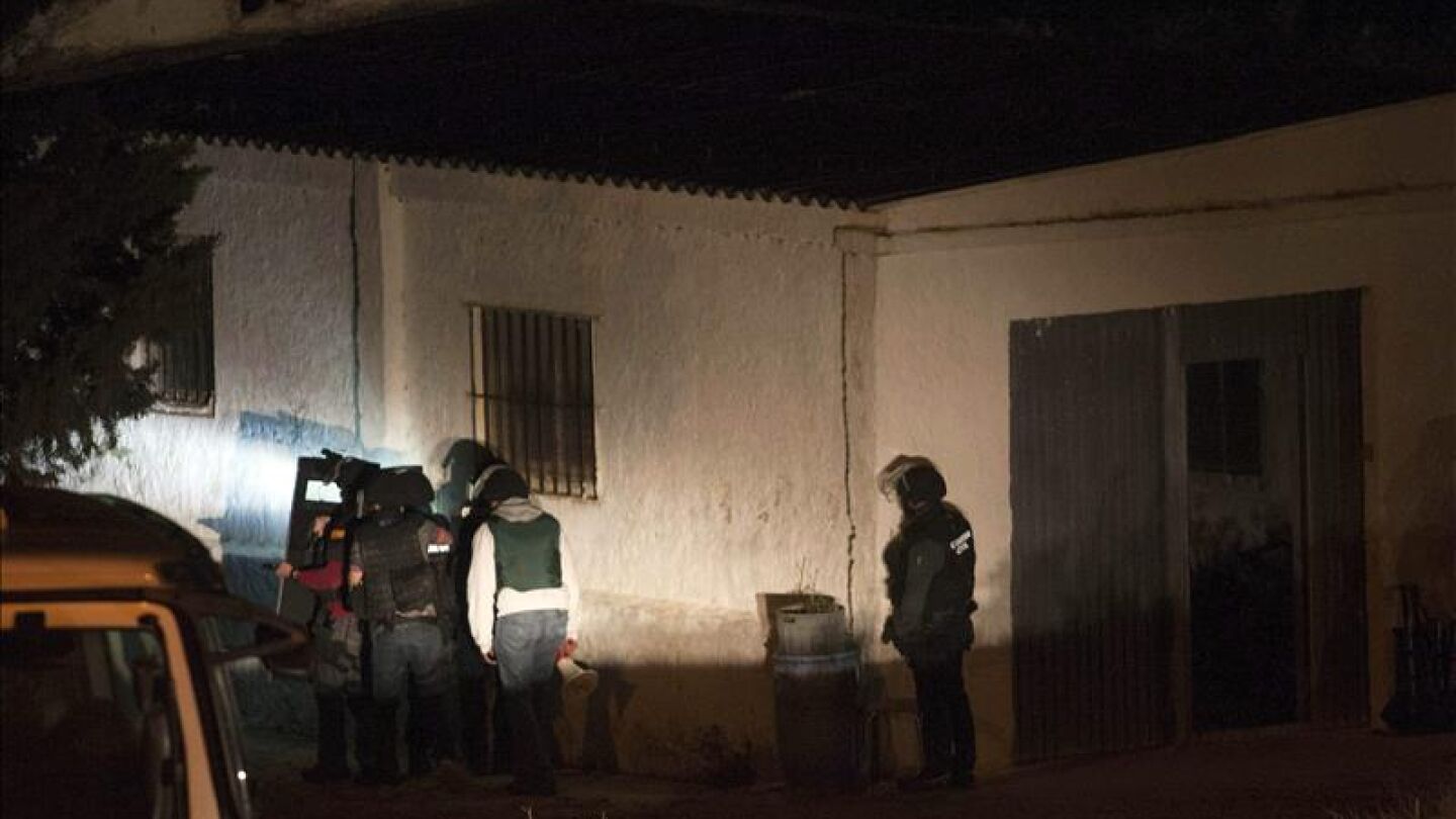 Miembros de la Guardia Civil en la casa donde se atrincher&oacute; el hombre