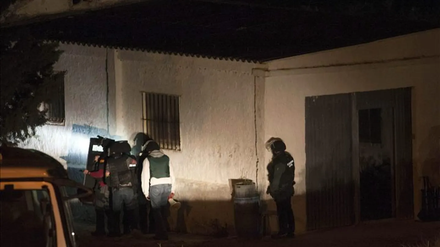 Miembros de la Guardia Civil en la casa donde se atrincheró el hombre Miembros de la Guardia Civil en la casa donde se atrincheró el hombre