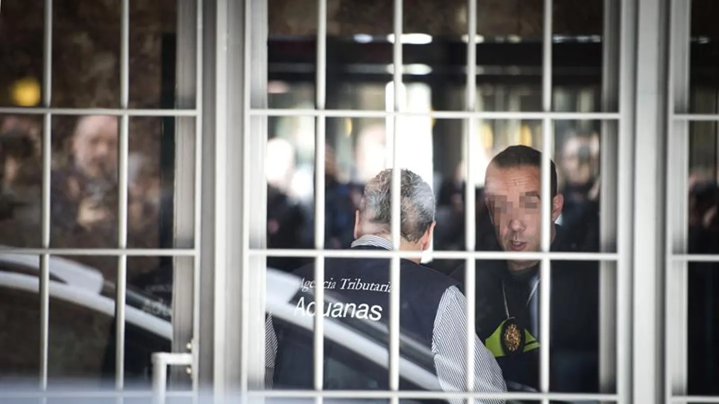 Un agente de Hacienda en el domicilio de Rato Un agente de Hacienda en el domicilio de Rato