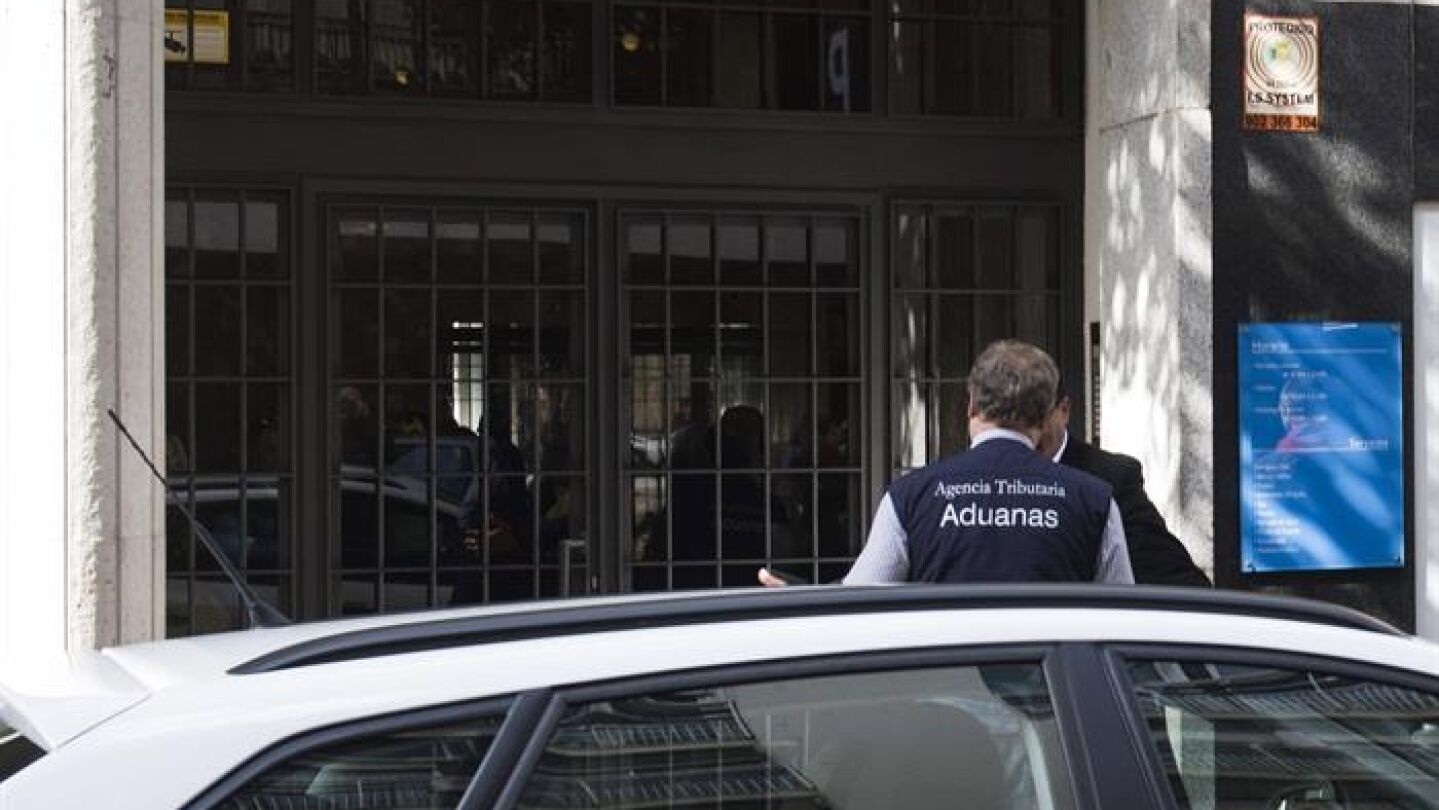 Agentes de aduanas llegan a la casa de Rato