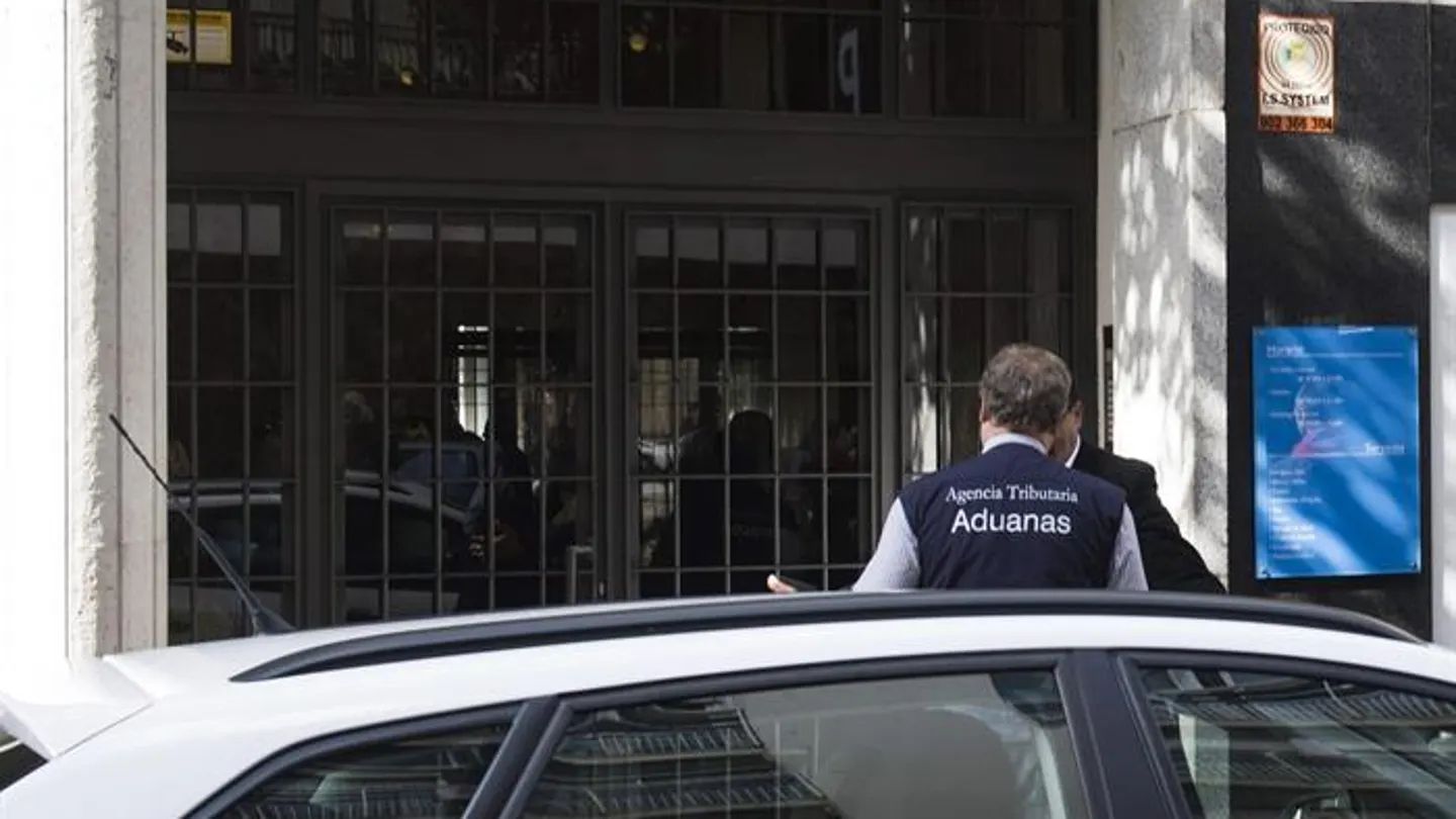 Agentes de aduanas llegan a la casa de Rato Agentes de aduanas llegan a la casa de Rato