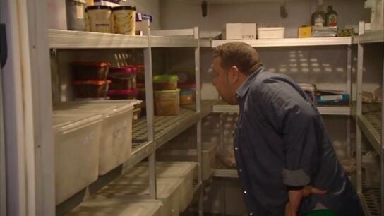 Alberto Chicote inspecciona la cocina del restaurante 'Karma'