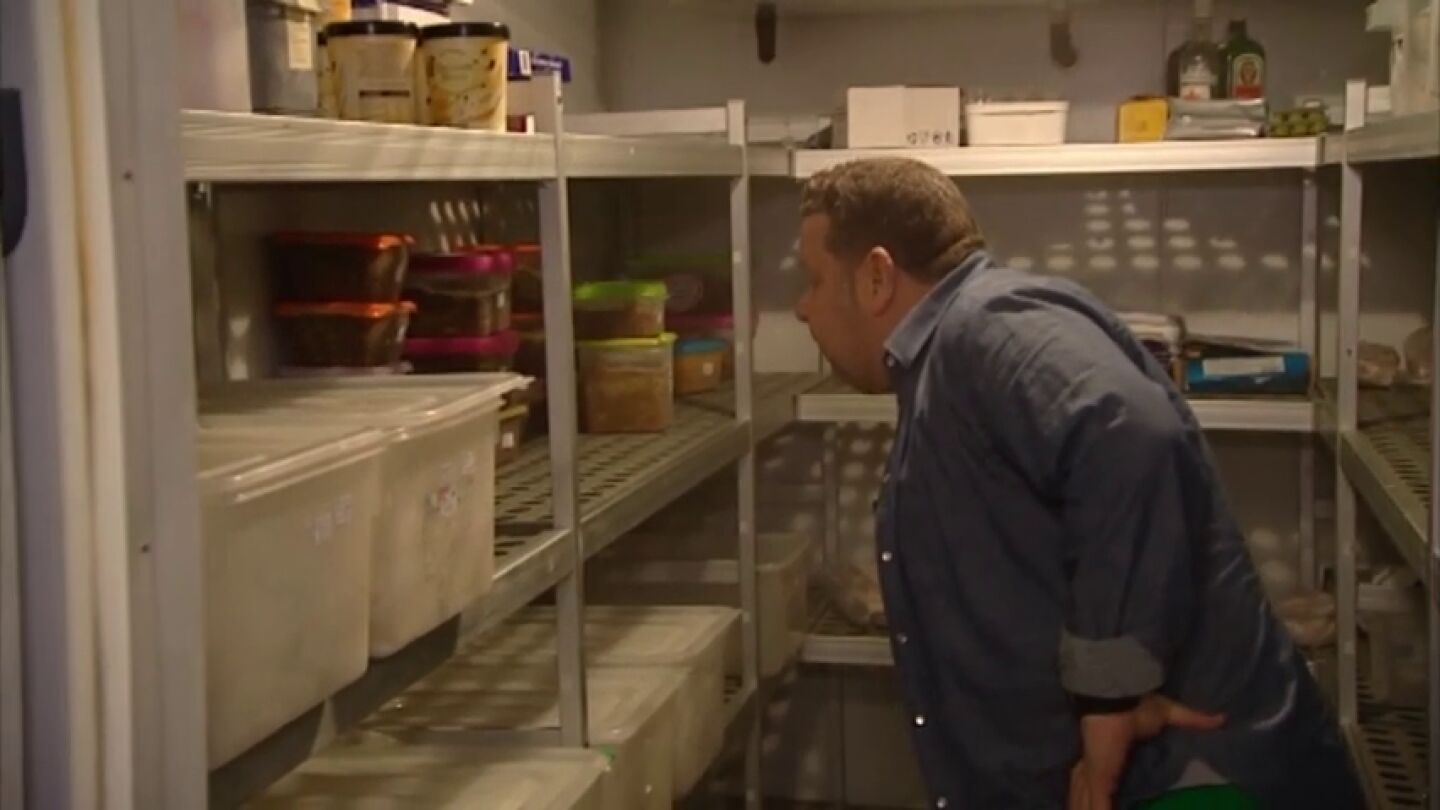 Alberto Chicote inspecciona la cocina del restaurante 'Karma'