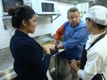 Alberto Chicote habla con las hermanas Nihad y Charifa, las propietarias de 'Karma' Alberto Chicote habla con las hermanas Nihad y Charifa, las propietarias de 'Karma'