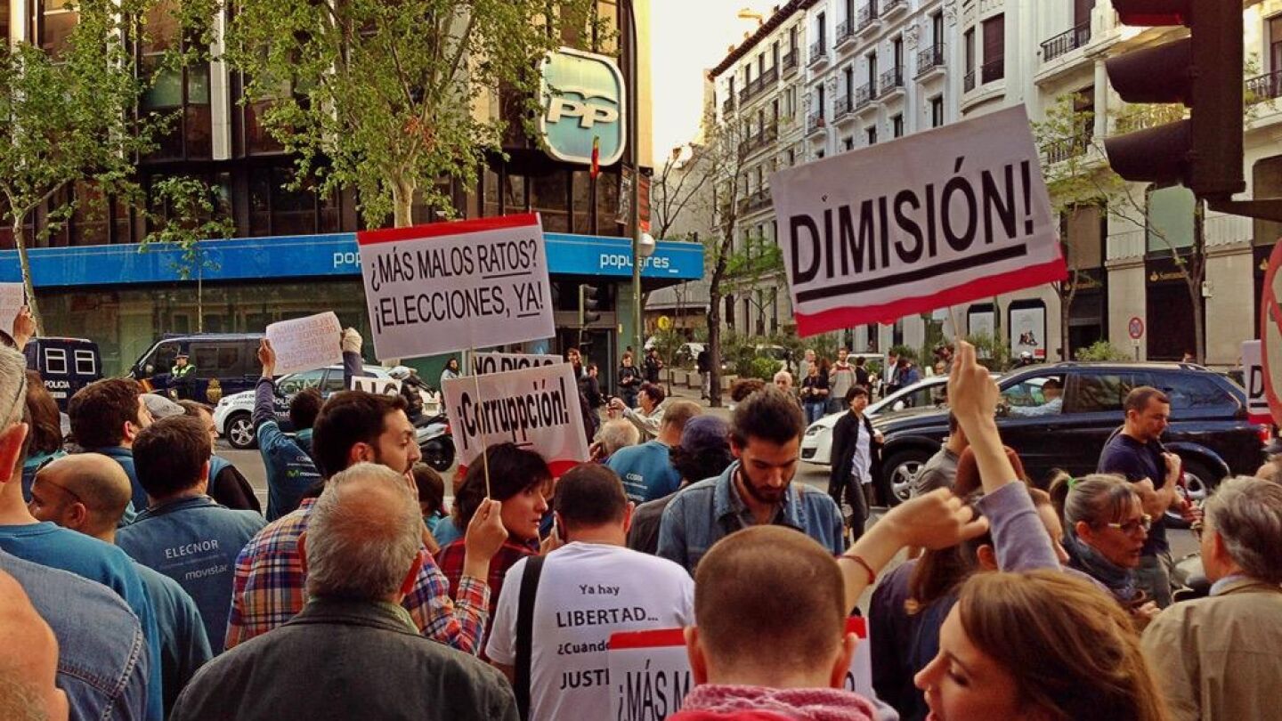 Manifestantes frente a la sede del PP de la calle G&eacute;nova