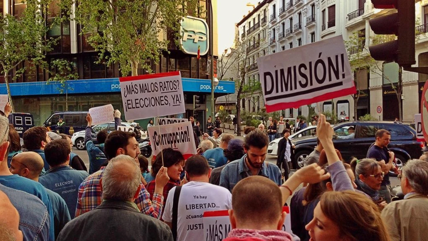 Manifestantes frente a la sede del PP de la calle Génova Manifestantes frente a la sede del PP de la calle Génova