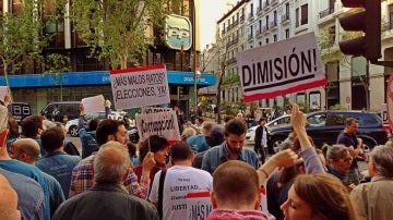 Manifestantes frente a la sede del PP de la calle Génova