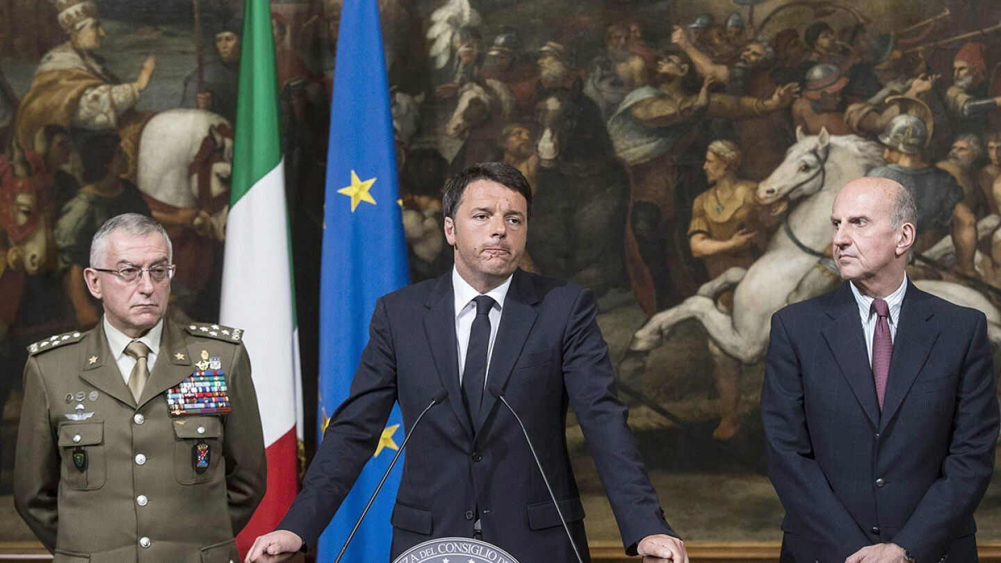 Matteo Renzi en una conferencia de prensa tras la tragedia del Mediterr&aacute;neo