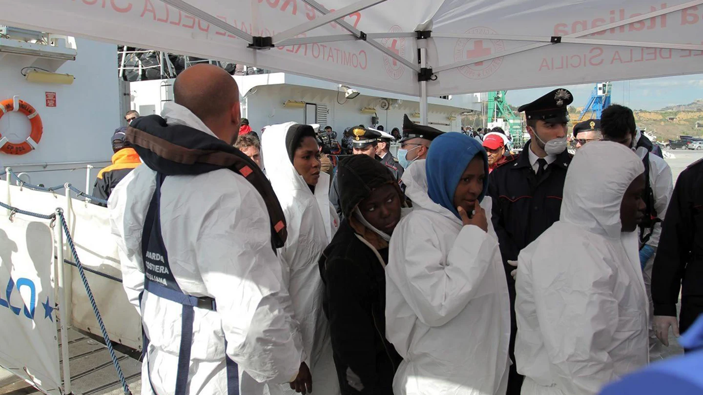 Inmigrantes desembarcan tras rescatados por el servicio de Guardacostas de Italia Inmigrantes desembarcan tras rescatados por el servicio de Guardacostas de Italia