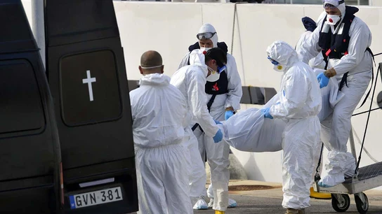 Uno de los cuerpos sin vida de los inmigrantes rescatados en el Mediterráneo Uno de los cuerpos sin vida de los inmigrantes rescatados en el Mediterráneo