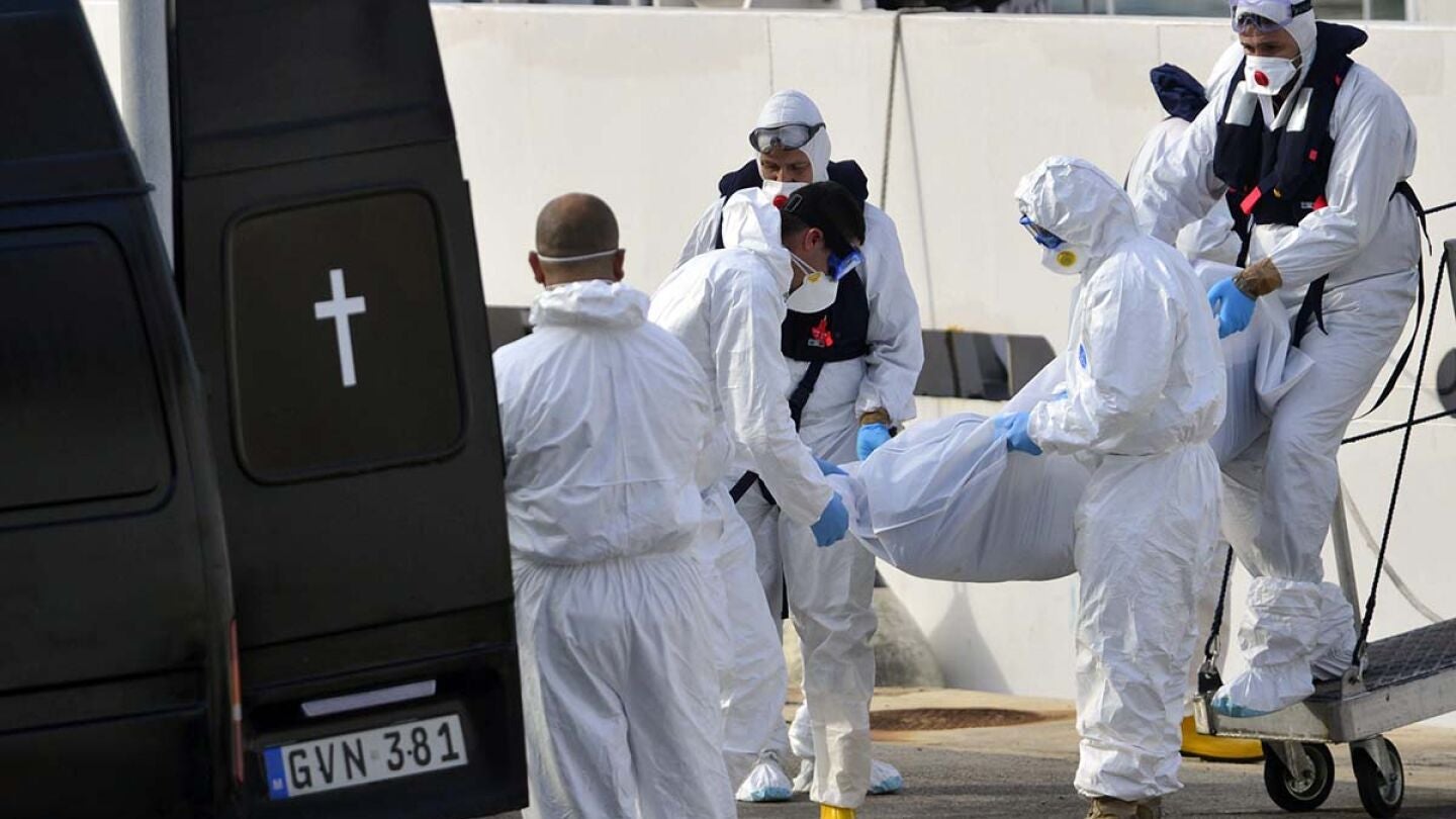 Uno de los cuerpos sin vida de los inmigrantes rescatados en el Mediterr&aacute;neo