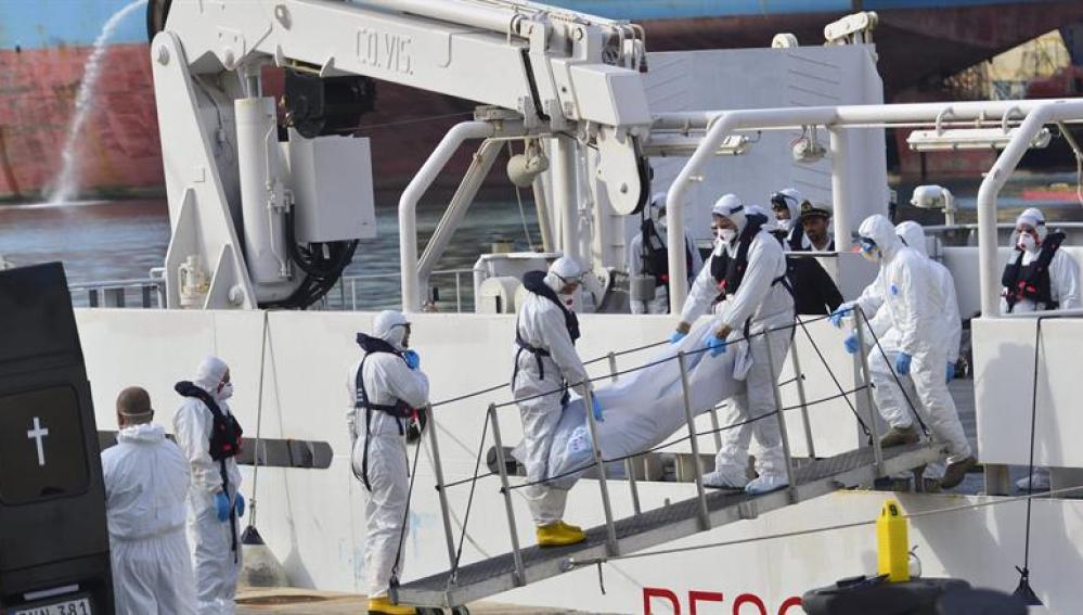 La Guardia Costera italiana desembarcan los cuerpos sin vida de 24 inmigrantes