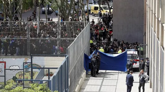 Inmediaciones del instituto Joan Fuster después de conocerse el ataque. Inmediaciones del instituto Joan Fuster después de conocerse el ataque.