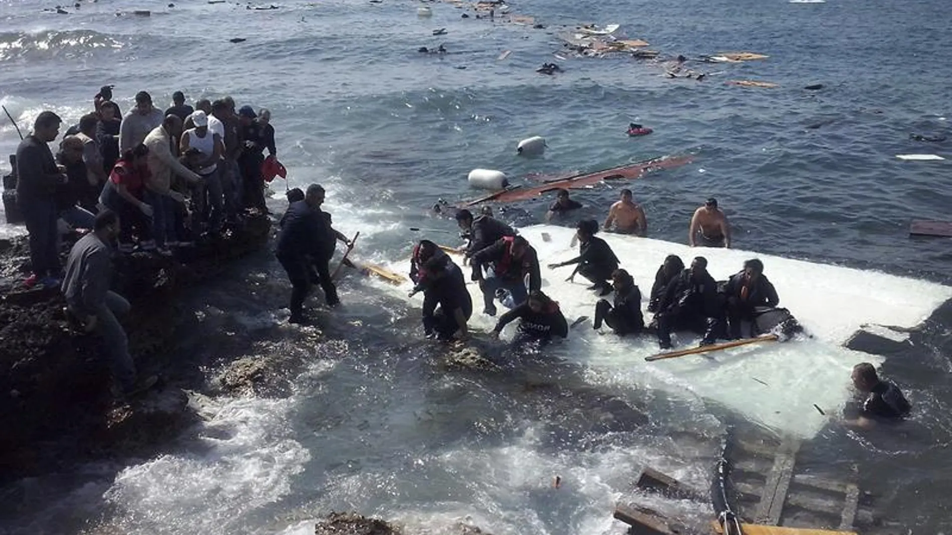 Inmigrantes indocumentados llegan a la playa de Zefyros en Rodas 