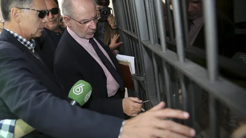 Rodrigo Rato protegido por su escolta