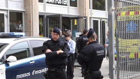 La Policía Nacional a las puertas del Instituto Joan Fuster de Barcelona La Policía Nacional a las puertas del Instituto Joan Fuster de Barcelona