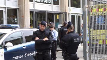La Policía Nacional a las puertas del Instituto Joan Fuster de Barcelona