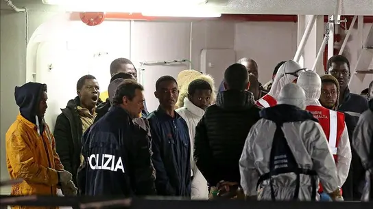 La Policía guía a los inmigrantes supervivientes del naufragio La Policía guía a los inmigrantes supervivientes del naufragio