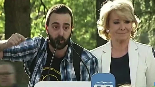 Un ciudadano increpa a Aguirre Un ciudadano increpa a Aguirre