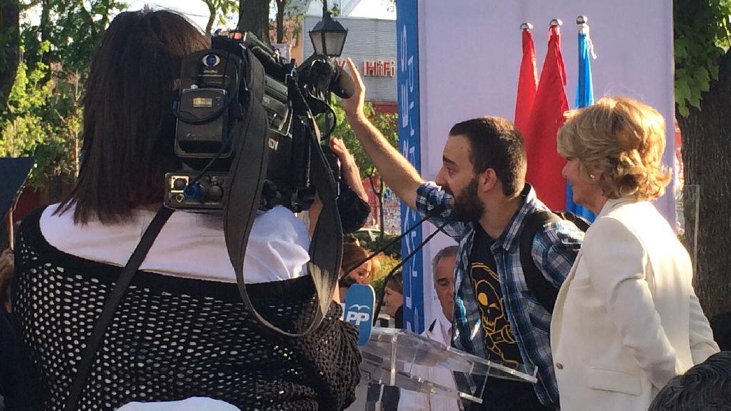 Uno de los manifestantes, ante la atenta mirada de Esperanza Aguirre