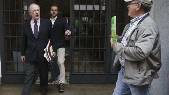 Rodrigo Rato, increpado por preferentistas