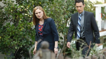 Brennan y Aubrey investigan la muerte de un profesor de Psicología, en Bones